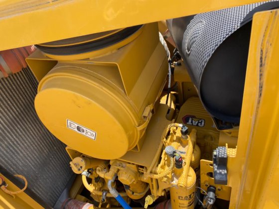 2023 履带式 D8 推土机，带开沟器