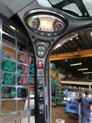 2022年山猫滑移装载机S450---。