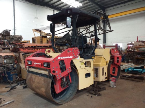 德纳帕克振动串联式压路机CC224HF -