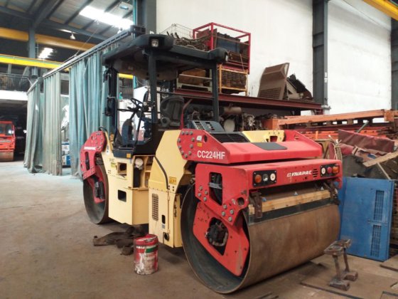 德纳帕克振动串联式压路机CC224HF -