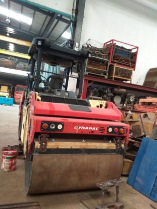 德纳帕克振动串联式压路机CC224HF -