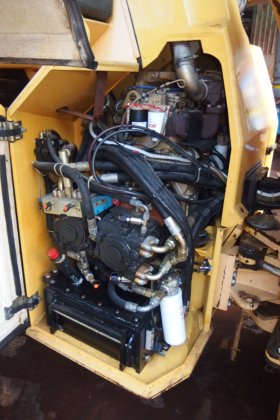 2003年Dynapac振动串联式压路机CC422HF --