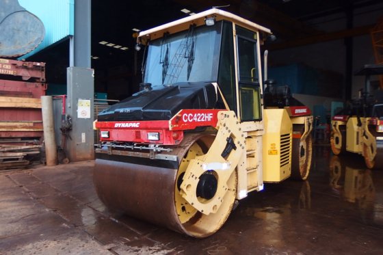 2003年Dynapac振动串联式压路机CC422HF --