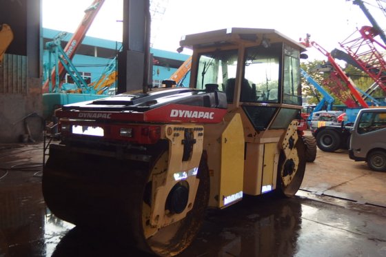 2003年Dynapac振动串联式压路机CC422HF --