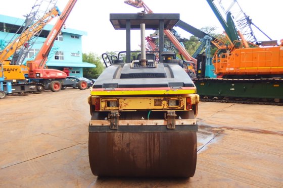 德纳帕克振动串联式压路机CC222HF -