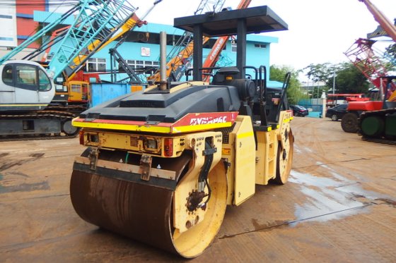 德纳帕克振动串联式压路机CC222HF -