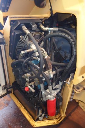 德纳帕克振动串联式压路机CC222HF -