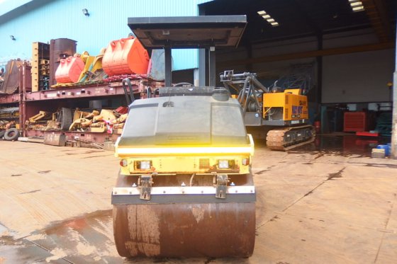 德纳帕克振动串联式压路机CC222HF -