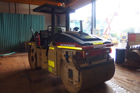 德纳帕克振动串联式压路机CC222HF -