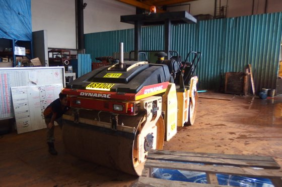 德纳帕克振动串联式压路机CC222HF -