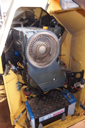 德纳帕克振动串联式压路机CC222HF -