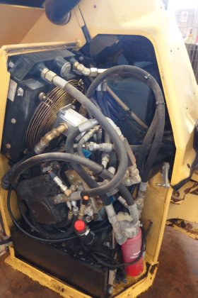 德纳帕克振动串联式压路机CC222HF -