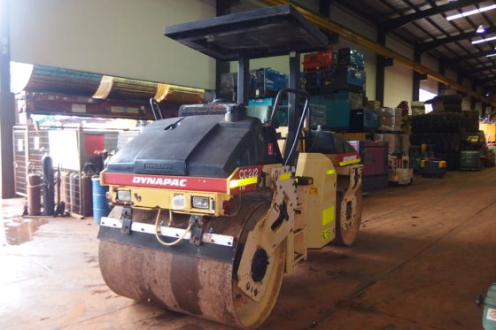 德纳帕克振动串联式压路机CC222HF -