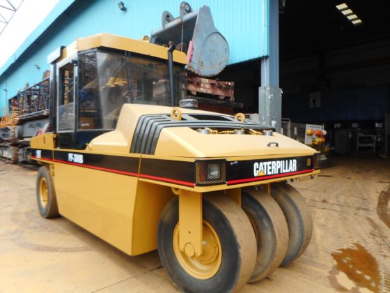 Caterpillar轮胎压路机PF300B-
