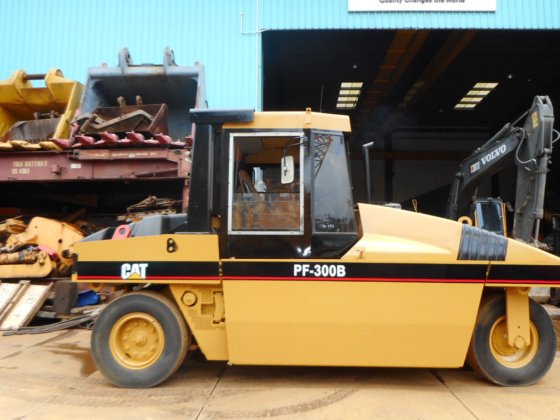Caterpillar轮胎压路机PF300B-