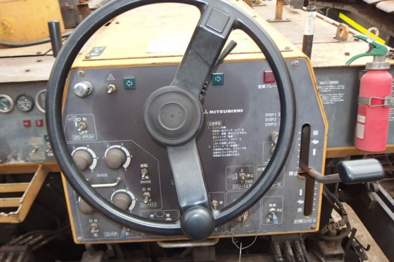 三菱公司的沥青摊铺机MF43WD -