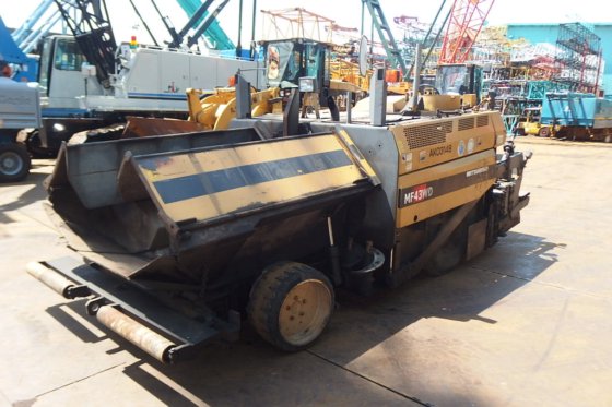 三菱公司的沥青摊铺机MF43WD -