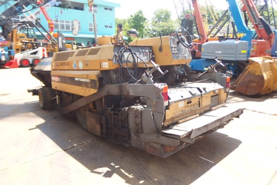 三菱公司的沥青摊铺机MF43WD -