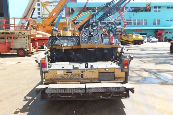 三菱公司的沥青摊铺机MF43WD -