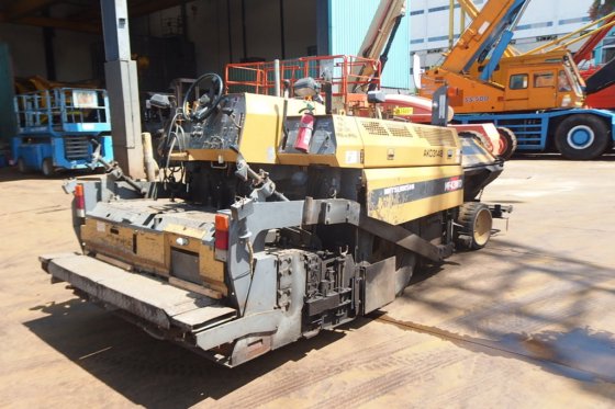 三菱公司的沥青摊铺机MF43WD -