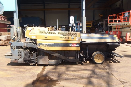 三菱公司的沥青摊铺机MF43WD -