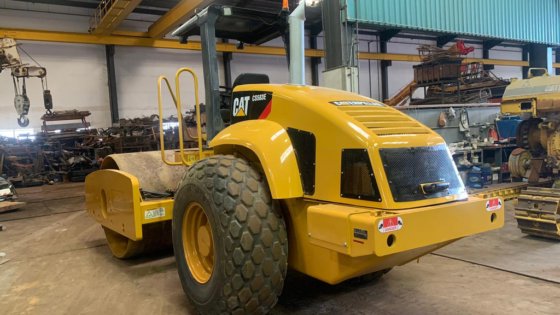 履带式单钢轮压路机CS-583E----。