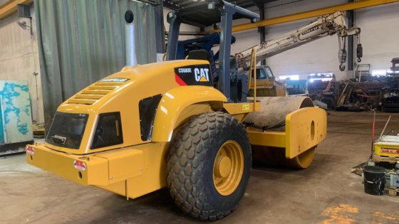 履带式单钢轮压路机CS-583E----。