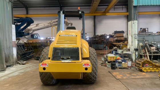 履带式单钢轮压路机CS-583E----。