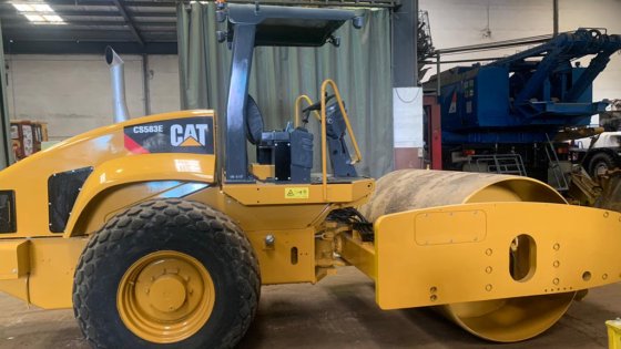 履带式单钢轮压路机CS-583E----。