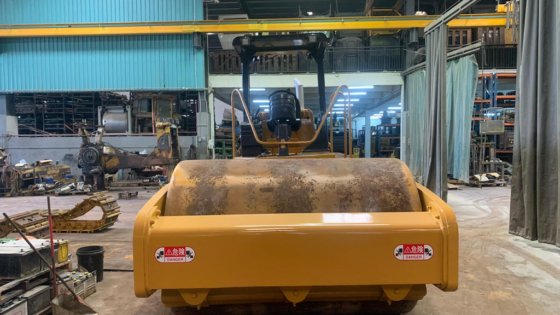 履带式单钢轮压路机CS-583E----。