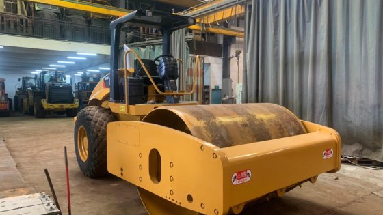 履带式单钢轮压路机CS-583E----。