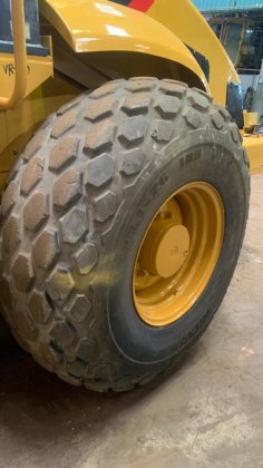 履带式单钢轮压路机CS-583E----。