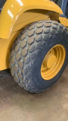 履带式单钢轮压路机CS-583E----。