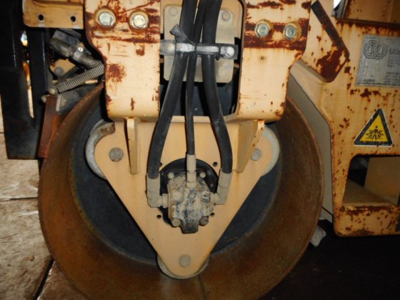 比特利振动串联式钢轮压路机 118 -