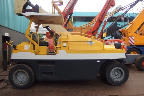 川崎轮胎压路机K20WHA -