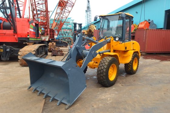 2002年沃尔沃小型轮式装载机L30B-ZX-----。