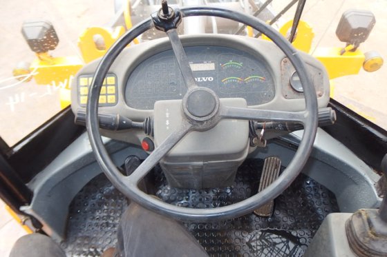 2002年沃尔沃小型轮式装载机L30B-ZX-----。