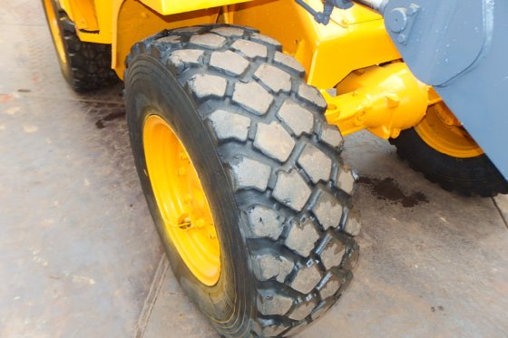 2002年沃尔沃小型轮式装载机L30B-ZX-----。