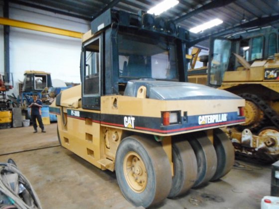 Caterpillar轮胎压路机PF300B-