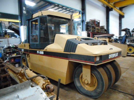 Caterpillar轮胎压路机PF300B-