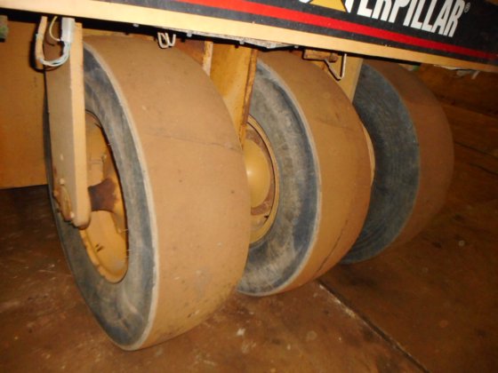 Caterpillar轮胎压路机PF300B-