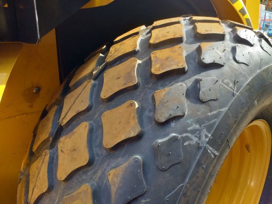 Caterpillar振动单钢轮压路机CP-563D -