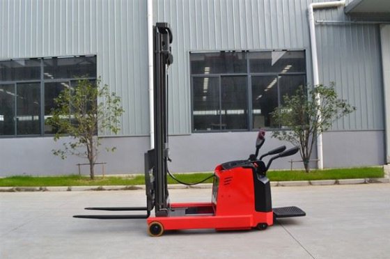 ハンドル型電動リーチスタッカー