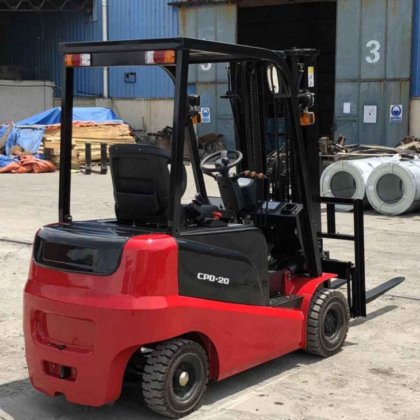 伸縮式ハンドラー付き4輪電動フォークリフト