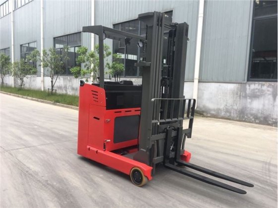 1.5トン電動リーチトラック