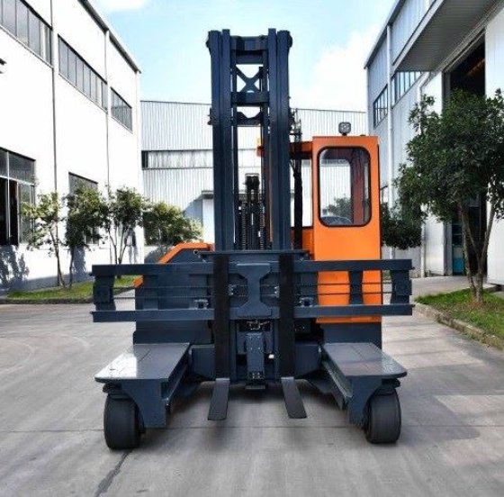 四方駆動フォークリフト 3t 8 メートルゴム車輪