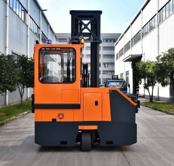 四方駆動フォークリフト 3t 8 メートルゴム車輪