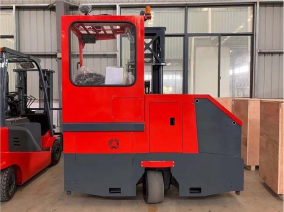 四方駆動フォークリフト 3t 8 メートルゴム車輪