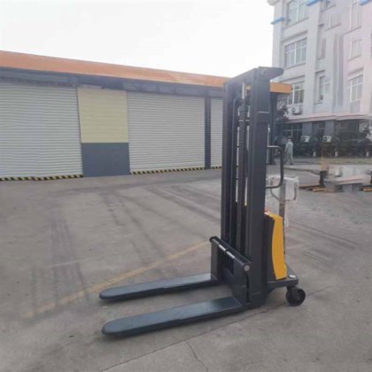 モーター内蔵半電動スタッカー