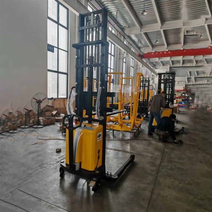 モーター内蔵半電動スタッカー